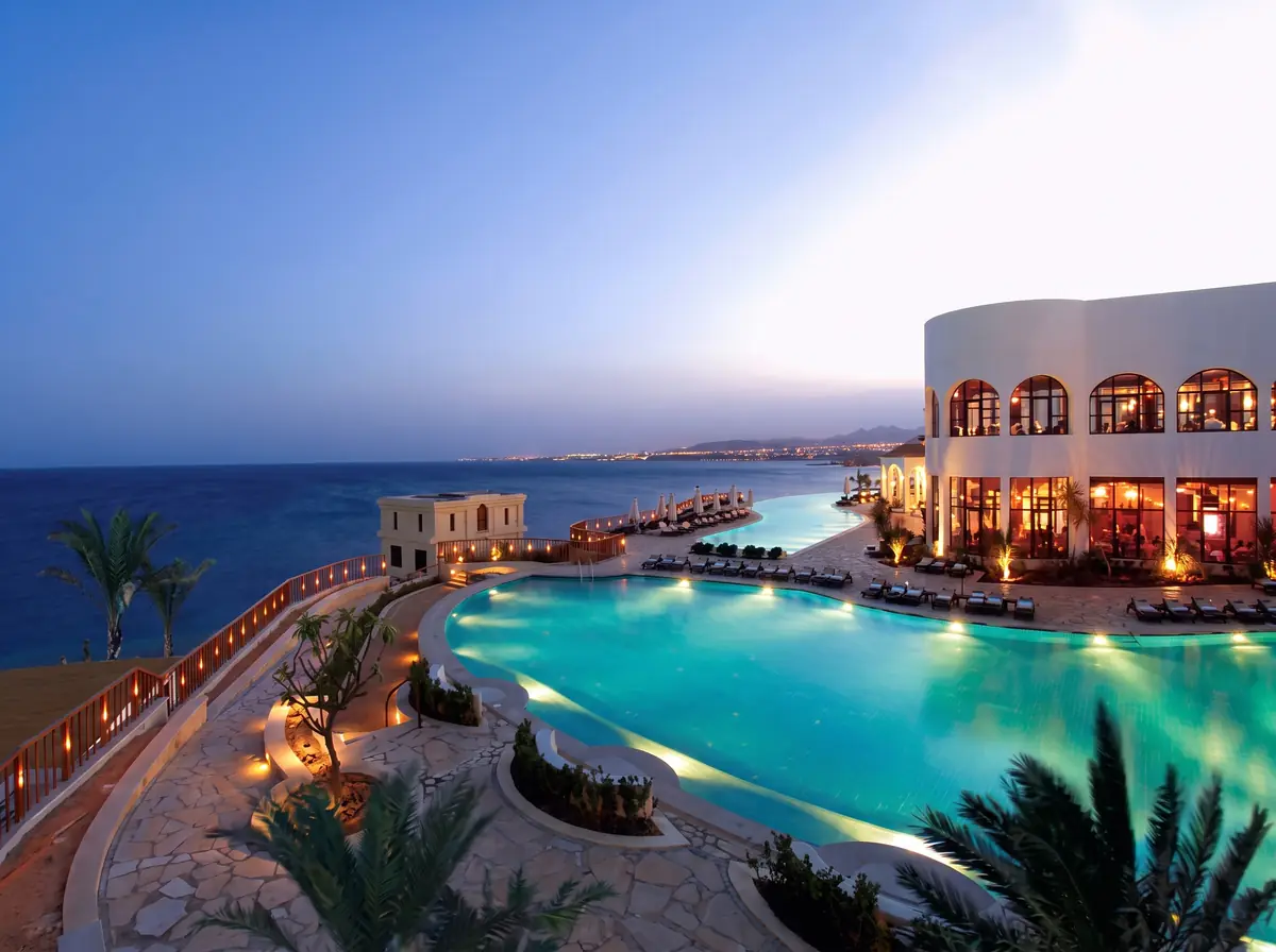 Blue Bay Resort Thalassotherapy Spa – سطح مسبح متدرج عند الغسق يطل على ساحل البحر الأحمر