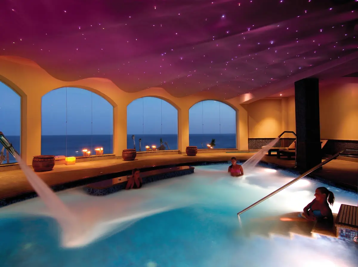 Blue Bay Resort Thalassotherapy Spa – حوض العلاج المائي بنفاثات مياه تحت سقف مرصع بالنجوم ونوافذ مقوسة على البحر
