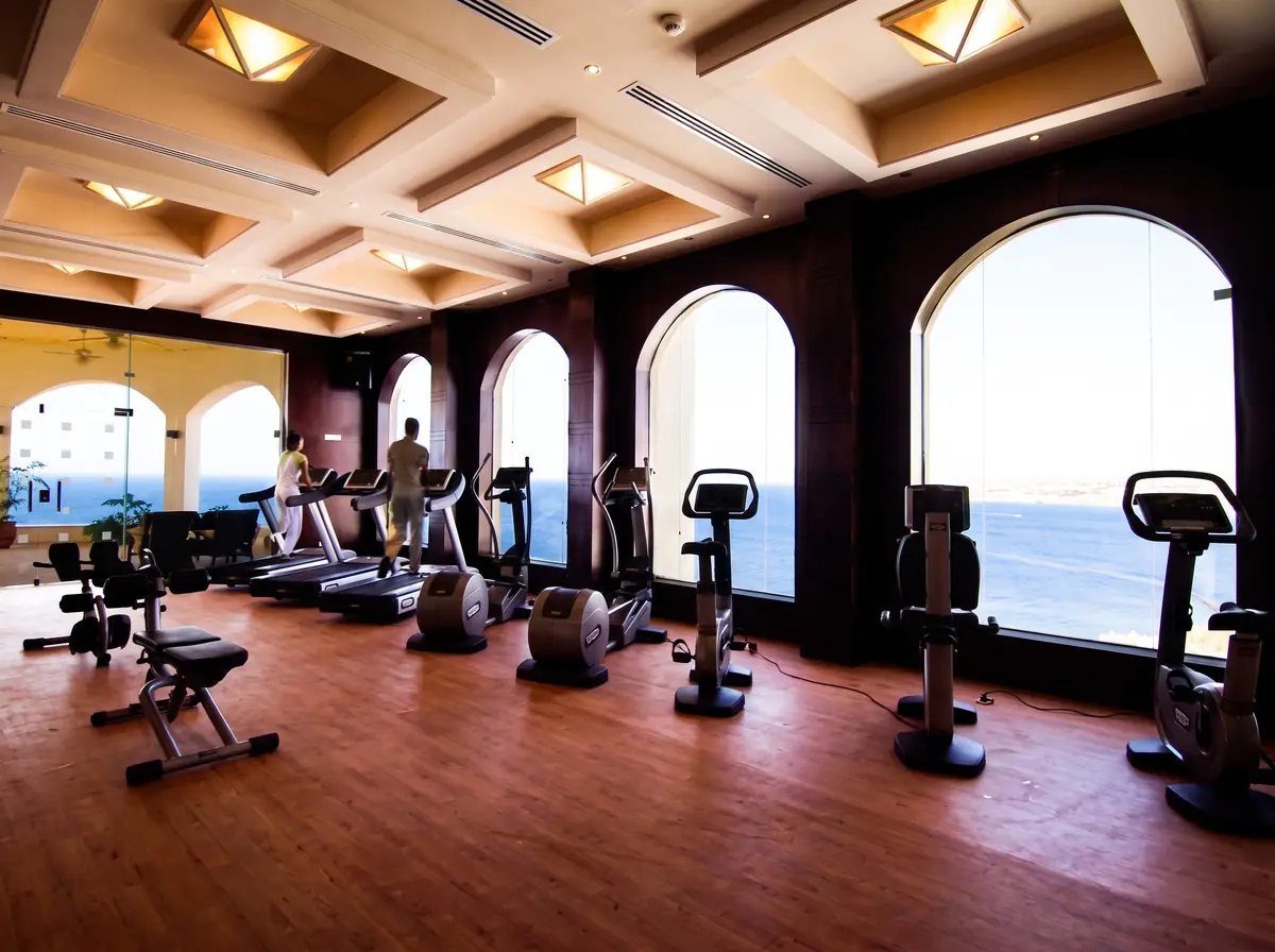 Blue Bay Resort Thalassotherapy Spa – صالة لياقة بأجهزة كارديو ونوافذ مقوسة طويلة تطل على البحر الأحمر