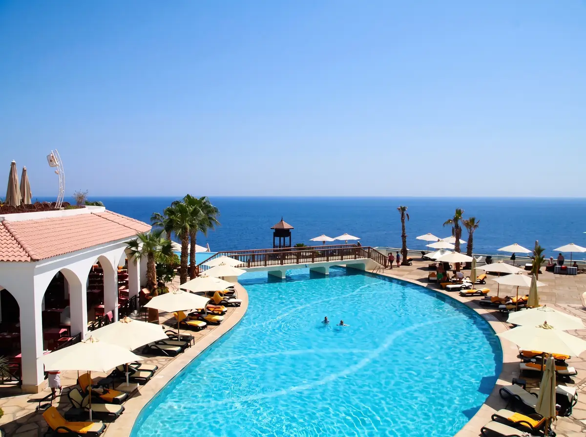Blue Bay Resort Thalassotherapy Spa – مسبح منحنٍ بكراسي تشمس ومظلات يطل على البحر الأحمر