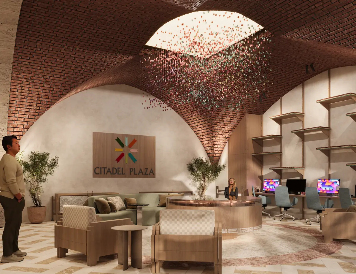 Citadel Plaza Sales Office – فتحة سماوية تتدلى منها سحابة من الخيوط الملونة فوق مقاعد الاستراحة ومحطات العمل