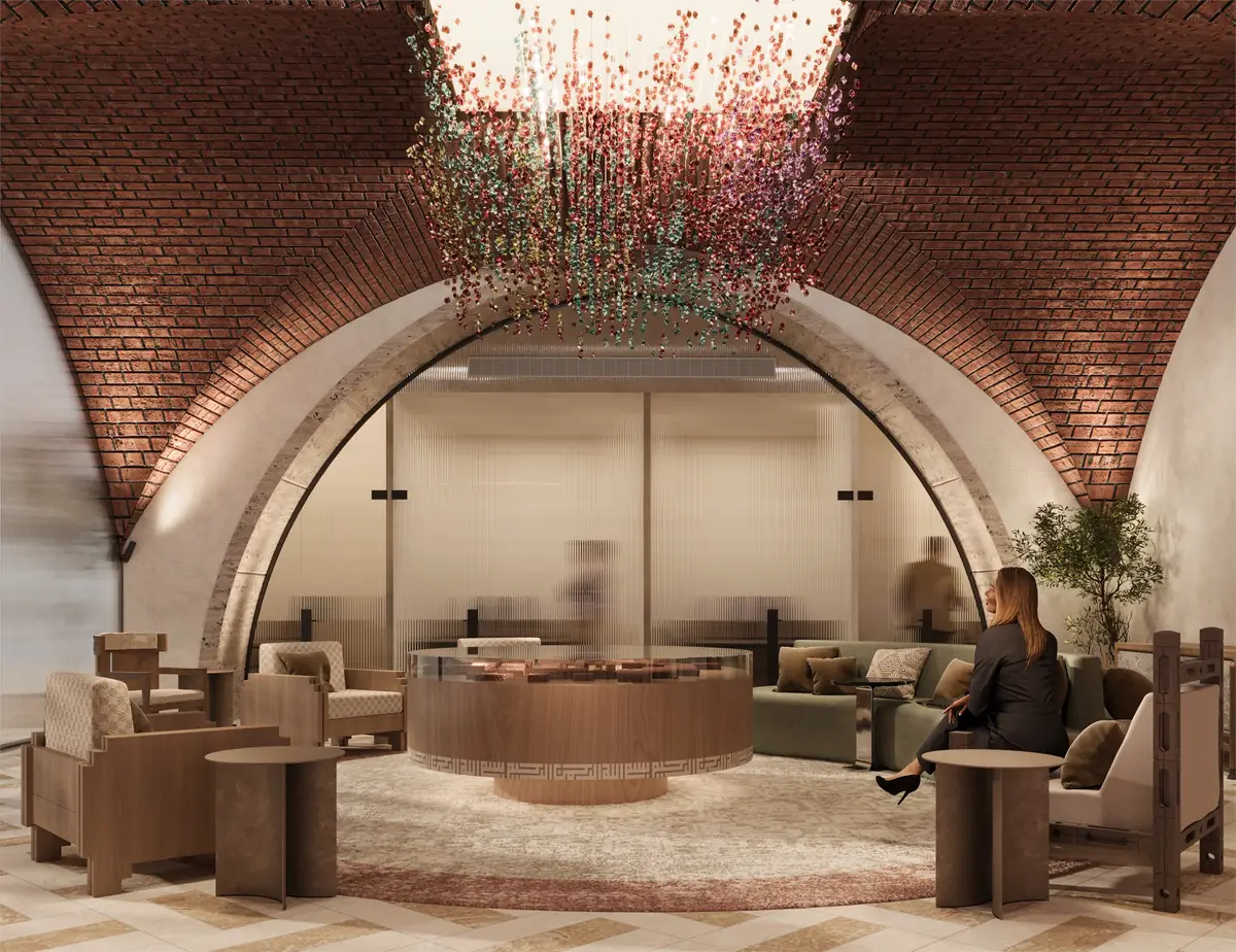 Citadel Plaza Sales Office – مكتب دائري وأريكة ومقاعد استراحة أمام قوس من الزجاج المضلع