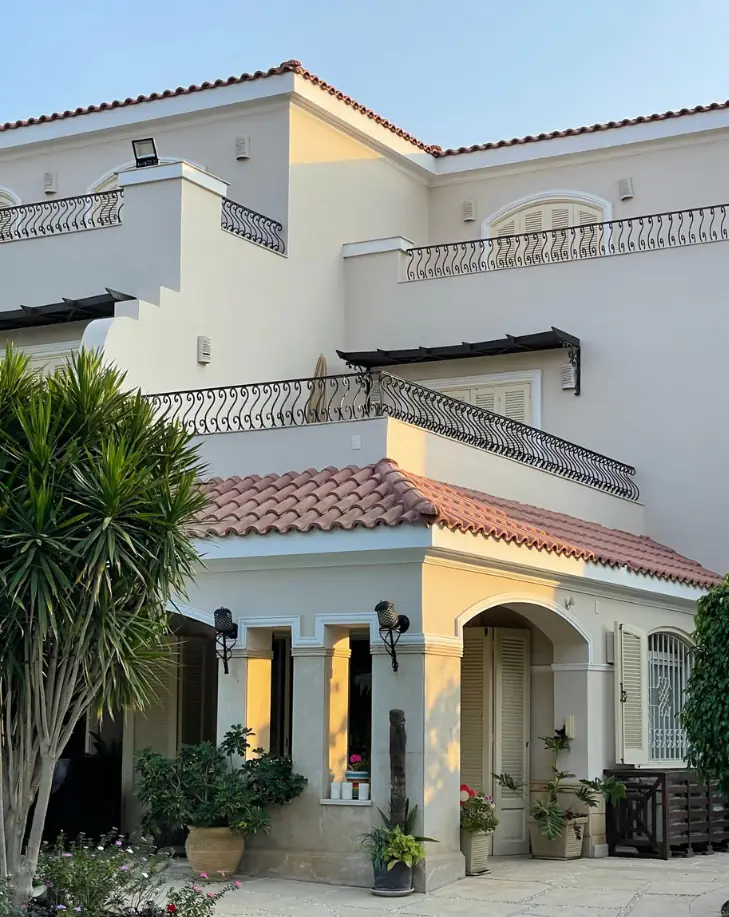 Green Heights Compound – Villenecke mit Ziegeldächern, schmiedeeisernen Balkonen und Bogenportikus