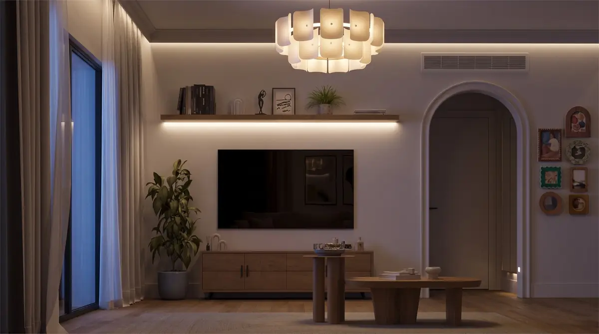 Mrs. A.'s Apartment – SODIC – TV-Wand und Bogentür bei Nacht, beleuchtet von Pendelleuchte und Regal-Lichtleiste