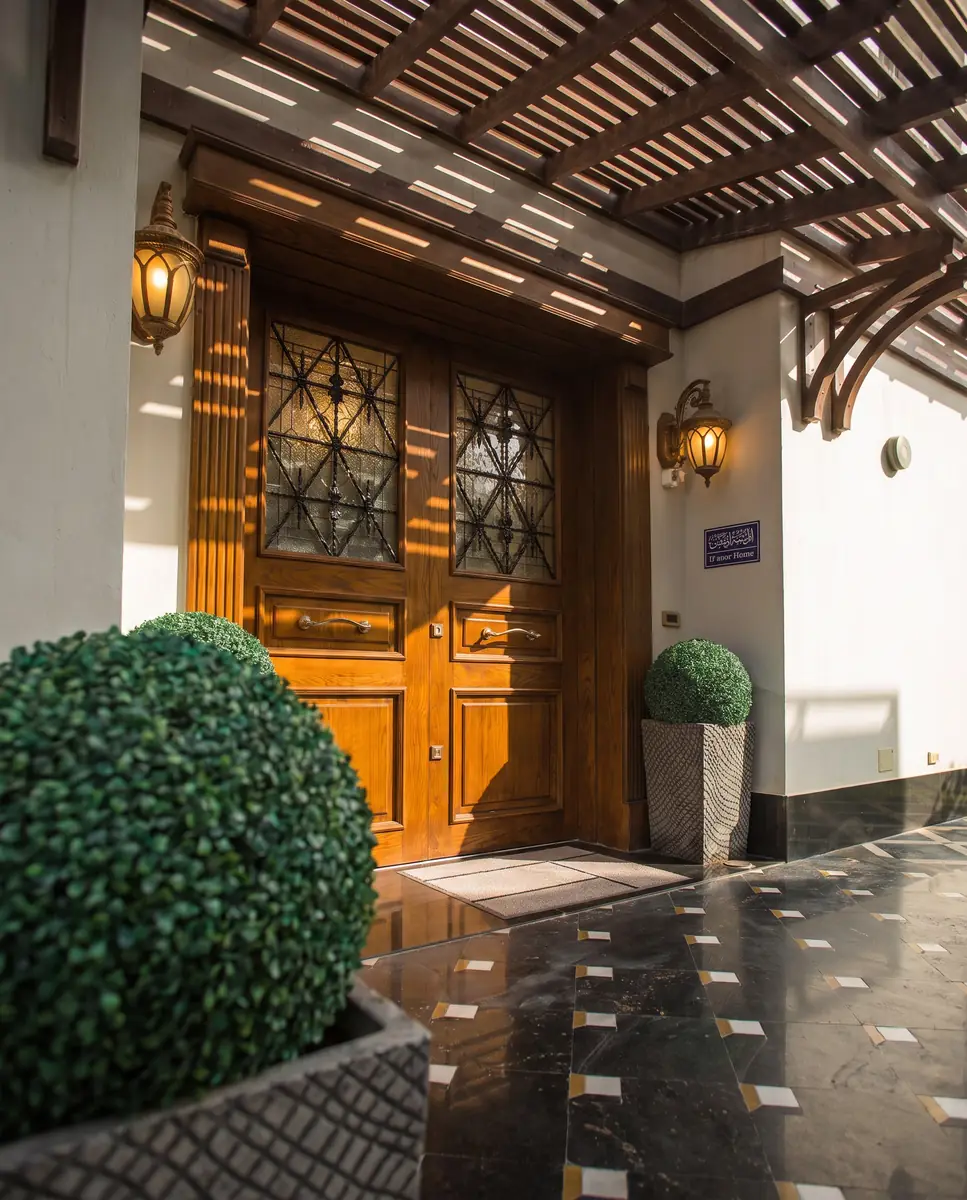 Mrs. M.A.'s Villa – منظر مائل لباب المدخل الخشبي المنحوت بجوار كرة من النباتات المشذبة
