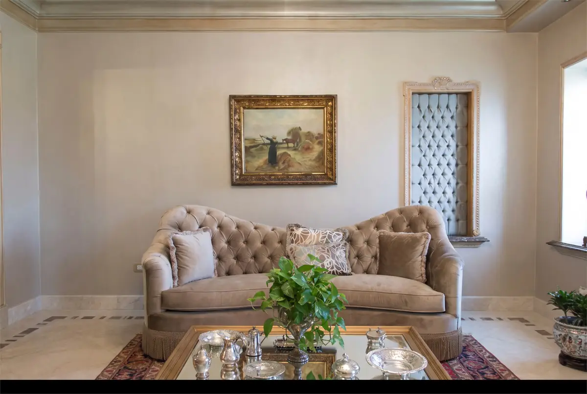 Mrs. M.A.'s Villa – أريكة مخملية بأزرار أسفل لوحة طبيعية مؤطرة مع أوانٍ فضية على الطاولة