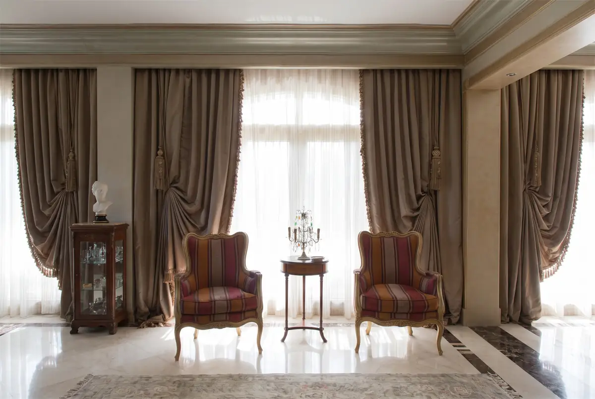 Mrs. M.A.'s Villa – زوج من المقاعد المخططة أمام نوافذ عالية بستائر منسدلة مزينة بشراشيب