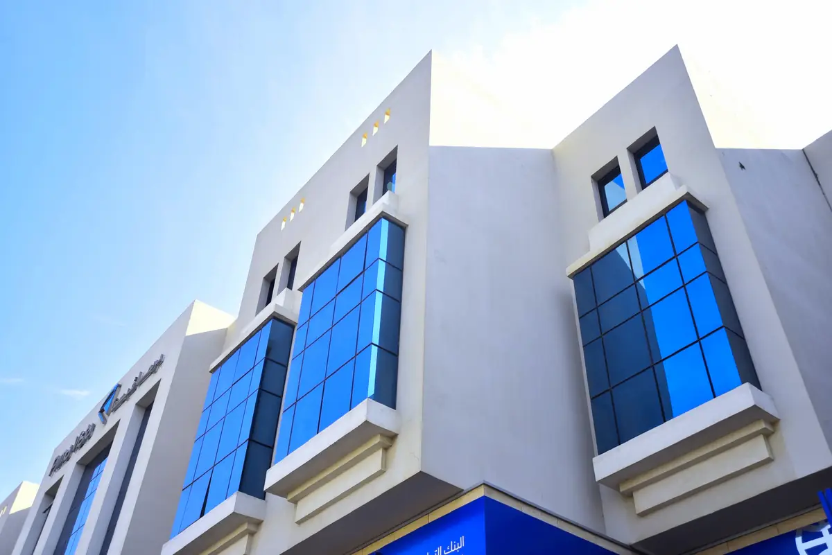 Prima Vista – Medical Office & Commercial Mall – الإطارات المتدرجة للنوافذ الزجاجية البارزة أمام سماء صافية في ضوء أبرد