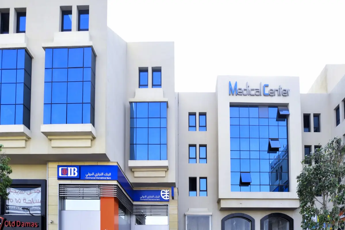Prima Vista – Medical Office & Commercial Mall – منظر قريب للواجهة الزجاجية للمركز الطبي وصفوف النوافذ فوق واجهات المحلات