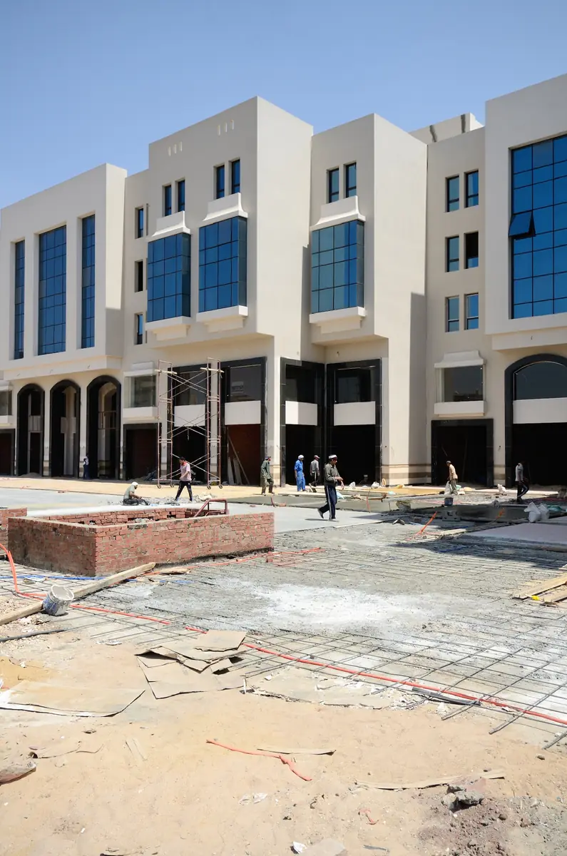Prima Vista – Medical Office & Commercial Mall – الموقع أثناء الإنشاء مع اكتمال الرواق وأعمال رصف الساحة