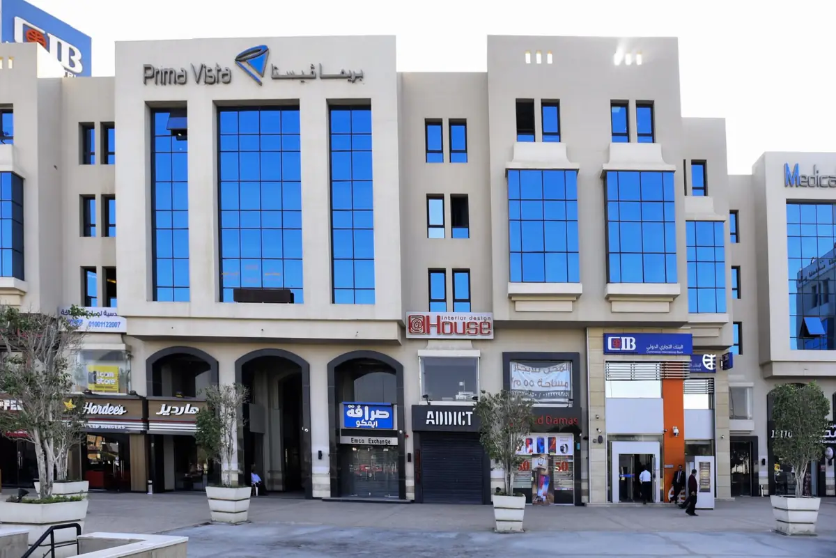 Prima Vista – Medical Office & Commercial Mall – منظر أقرب لمداخل المحلات المقوسة ومدخل البنك ذي الإطار البرتقالي