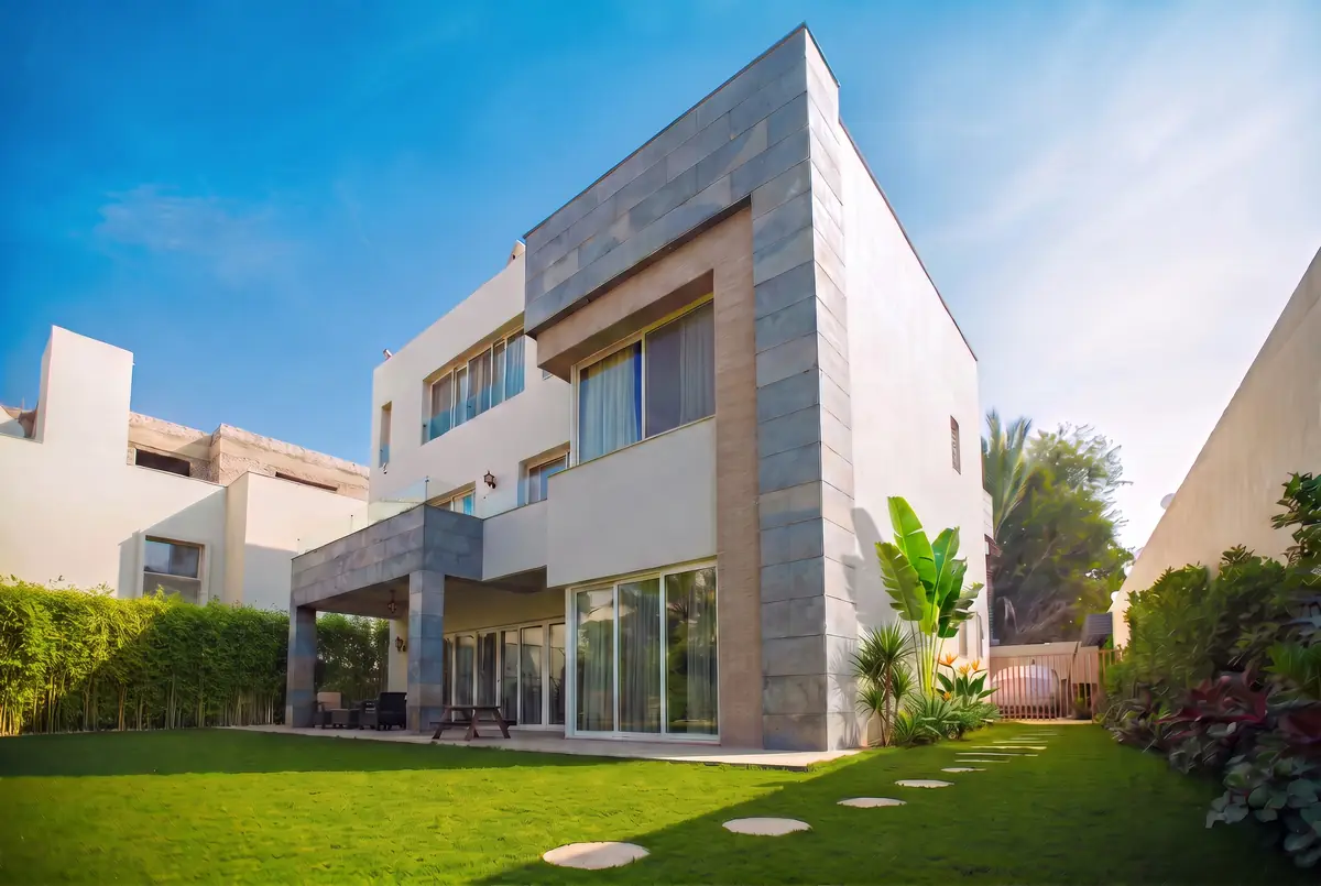 Prof. Dr. H.F.'s Villa – واجهة الحديقة بإطار حجري رمادي وزجاج بارتفاع كامل وتراس مسقوف على المسطح الأخضر